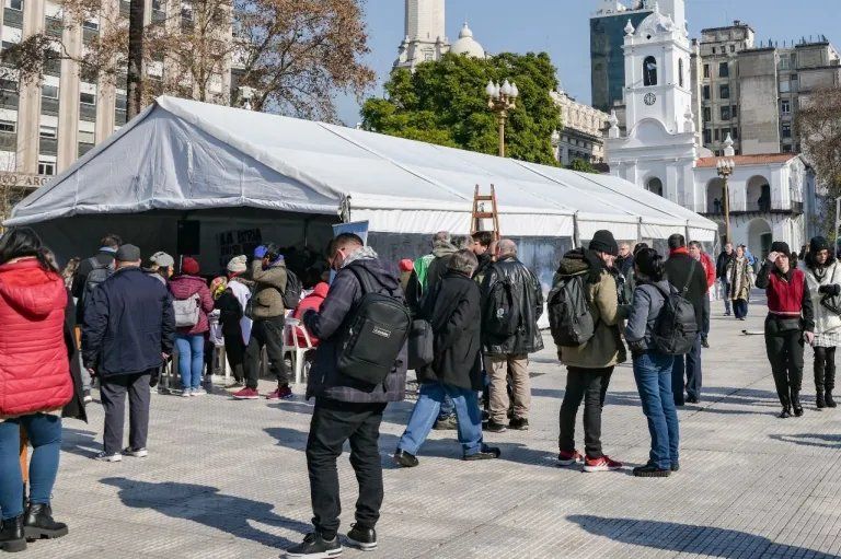 ATE instaló una carpa en Plaza de Mayo para reclamar los despidos masivos en el Estado nacional. ATE instaló una carpa en Plaza de Mayo para reclamar los despidos masivos en el Estado nacional.