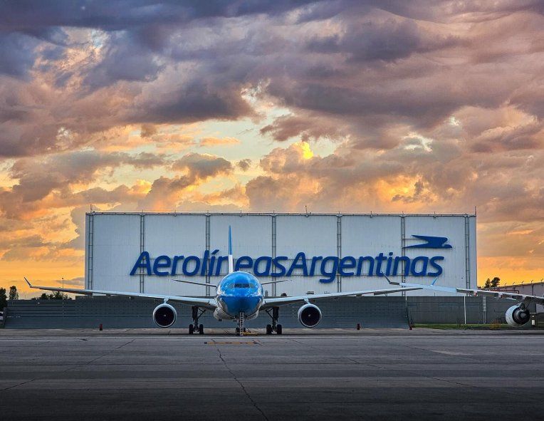 Aerolíneas Argentinas fue declarada sujeta a privatización con un decreto presidencial. Aerolíneas Argentinas fue declarada sujeta a privatización con un decreto presidencial.