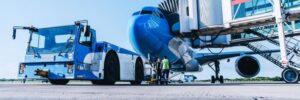 Controladores aéreos anuncian paros escalonados y se suma la amenaza de un paro de pilotos