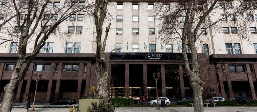El gobierno de Javier Milei quiere reducir a casi la mitad la estructura inferior de la ex AFIP.