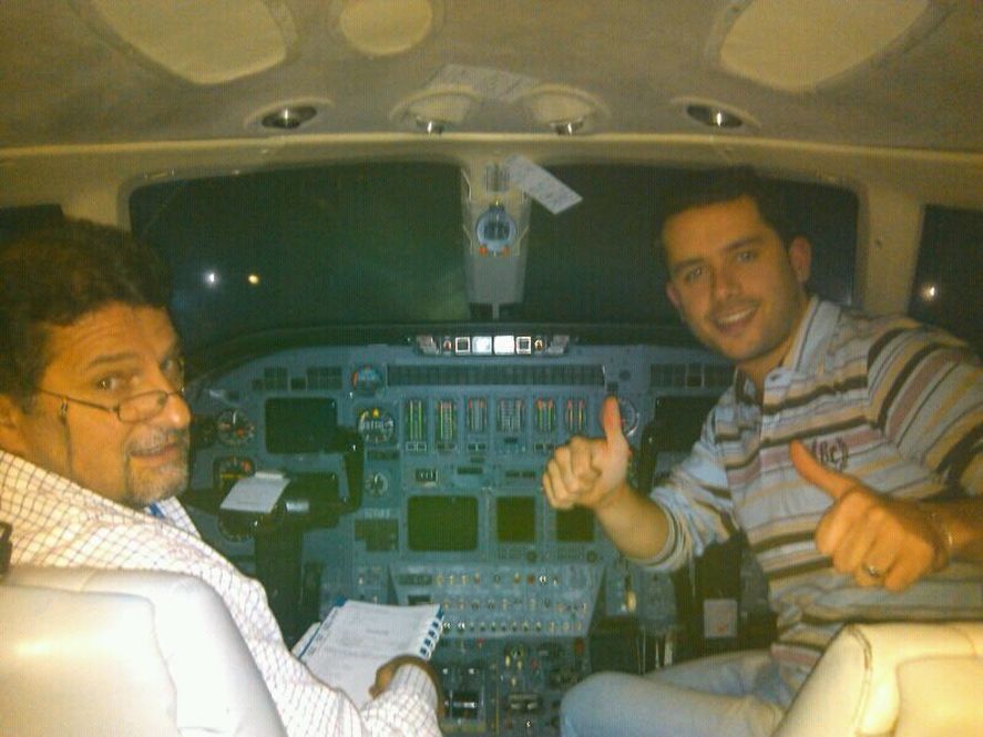 Agustín Oforte (derecha) en un simulador de vuelo.