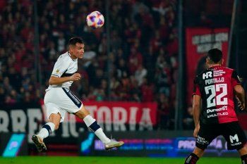 Agustín Bolívar durante el Newells - Gimnasia en Rosario.