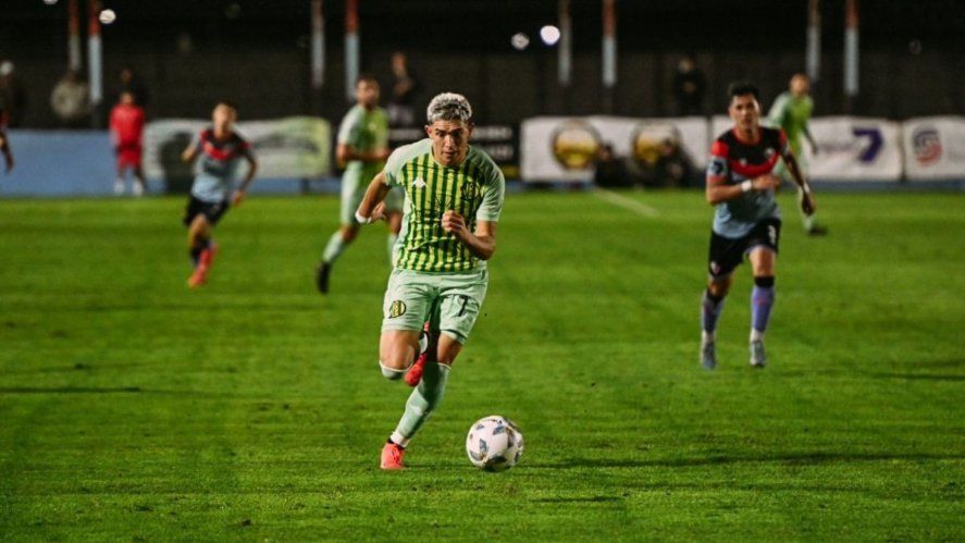 Alan Sosa jugando a préstamo para Aldosivi frente a Brown de Adrogué Alan Sosa jugando a préstamo para Aldosivi frente a Brown de Adrogué