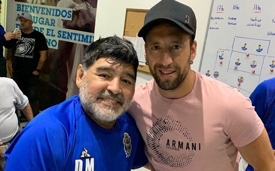 Brahian Alemán junto a Diego Maradona.