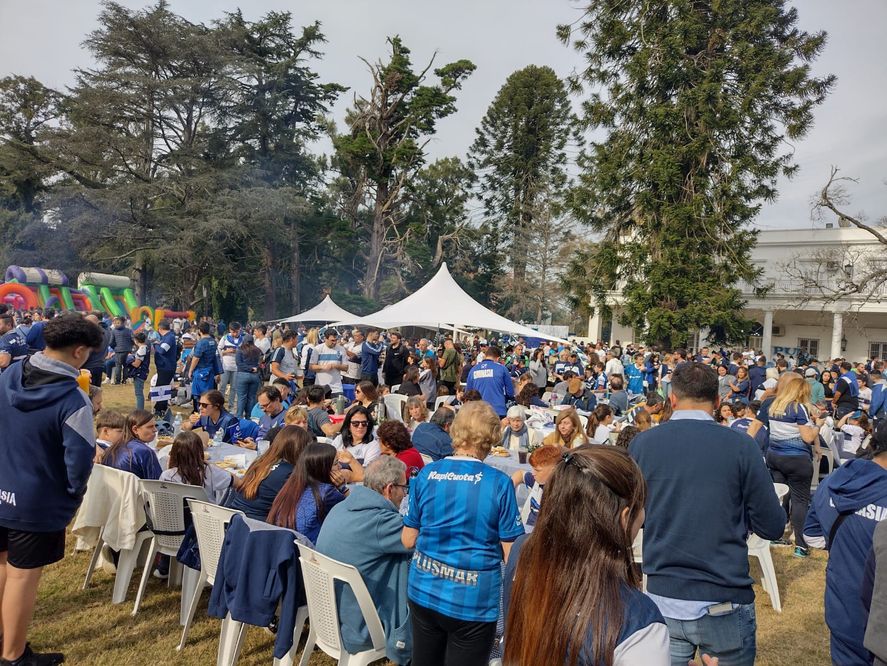 Los hinchas viven una jornada alegre y distendida en Estancia Chica. Los hinchas viven una jornada alegre y distendida en Estancia Chica.