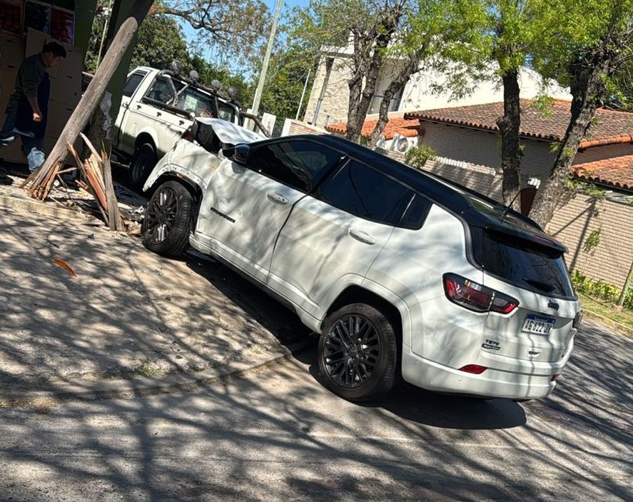 Así quedó la camioneta de Javier Altamirano tras el choque que sufrió camino a la práctica. Así quedó la camioneta de Javier Altamirano tras el choque que sufrió camino a la práctica.