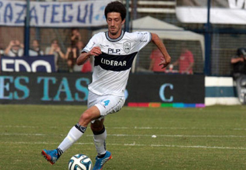 Álvaro Fernández con la camiseta Albiazul Álvaro Fernández con la camiseta Albiazul