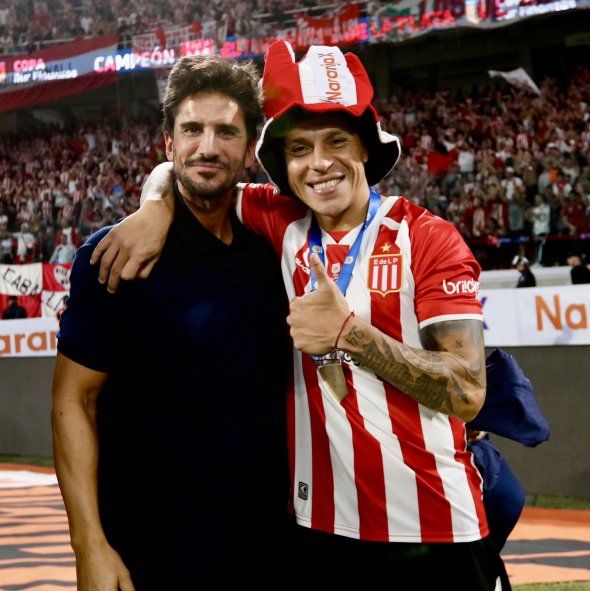 Marcos Angeleri junto a Enzo Pérez en los festejos de Estudiantes en Santiago del Estero (Foto: EdelpOficial) Marcos Angeleri junto a Enzo Pérez en los festejos de Estudiantes en Santiago del Estero (Foto: EdelpOficial)