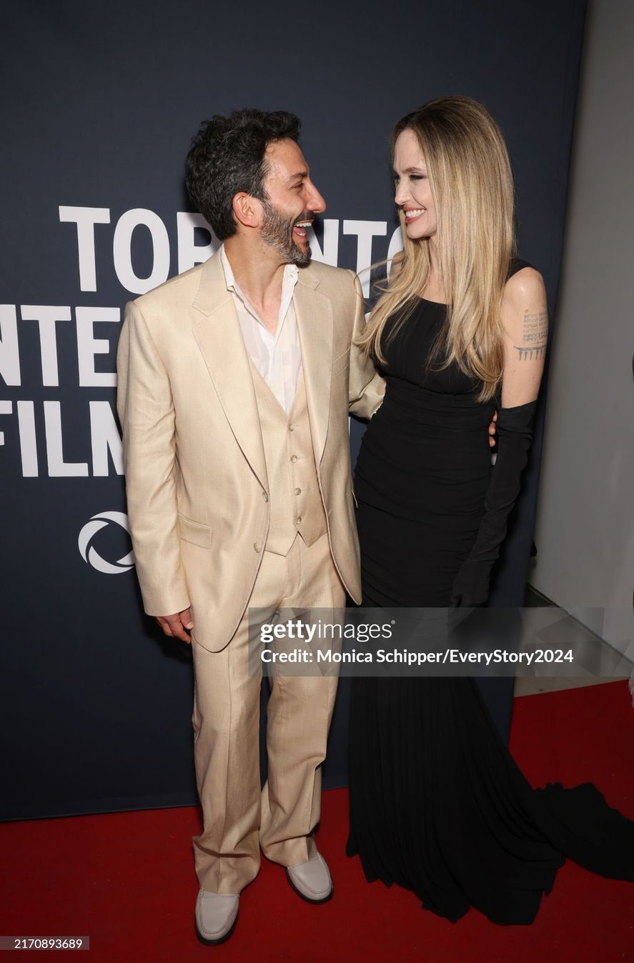 Juan Minujín junto a Angelina Jolie en el estreno de "Sin Sangre". Juan Minujín junto a Angelina Jolie en el estreno de "Sin Sangre".