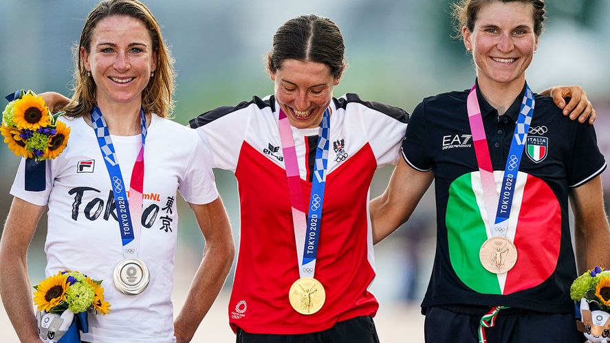Van Vleuten (2°), Kiesenhofer (1°) y Longo (3°), las medallistas en los Juegos Olímpicos.