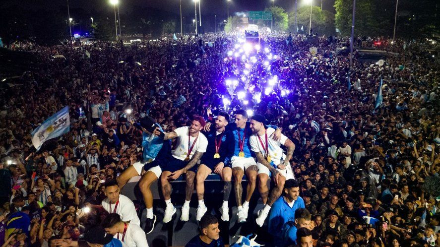 Los referentes de la Selección Argentina en el micro, con la gente de fondo.
