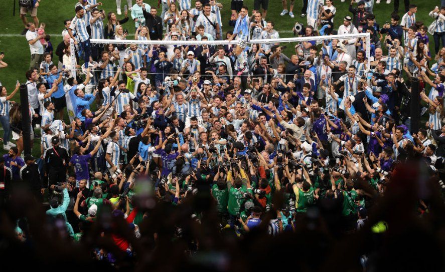 Lionel Messi en andas con los campeones del mundo con la Selección Argentina en el Mundial Qatar 2022