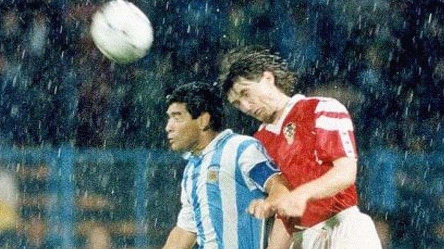Diego Maradona en acción frente a una Croacia sin camiseta a cuadros.