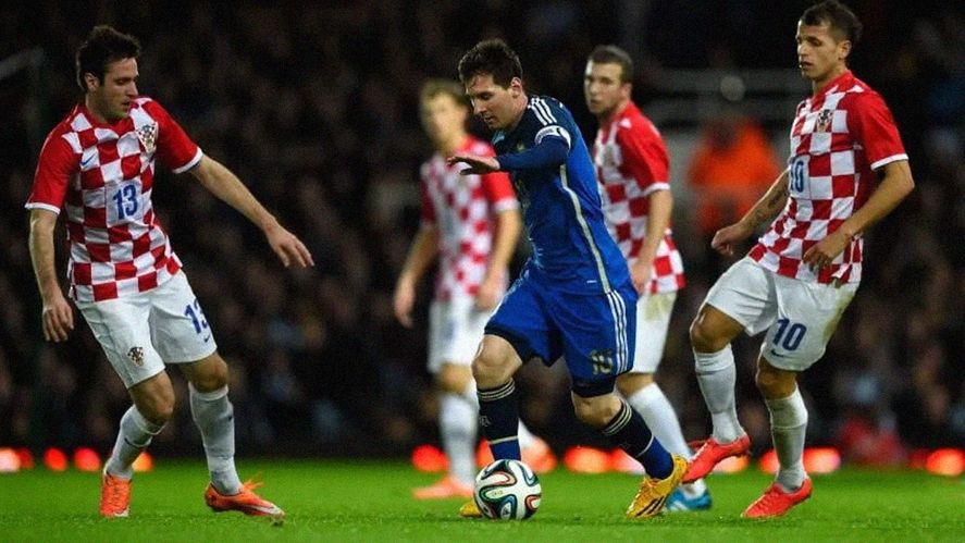 Lionel Messi lleva la pelota en el último amistoso entre ambos países.
