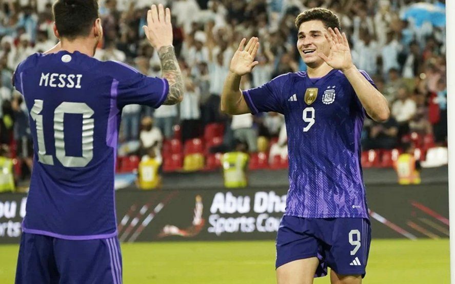Julián Álvarez festeja junto a Lionel Messi el primer gol de la Selección Argentina.