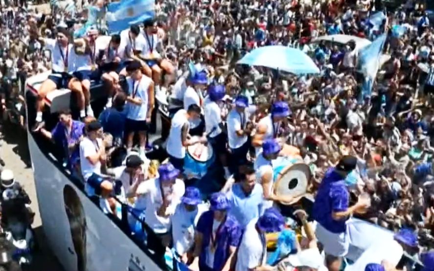 La salida de la Selección Argentina desde el predio de AFA.