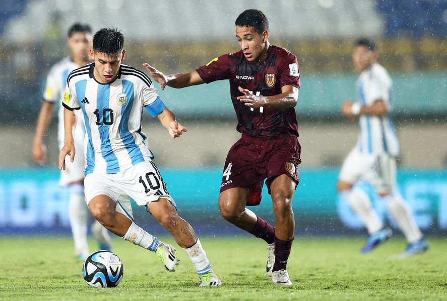 Claudio Echeverri en acción en Argentina vs. Venezuela. (Foto: prensa AFA) Claudio Echeverri en acción en Argentina vs. Venezuela. (Foto: prensa AFA)
