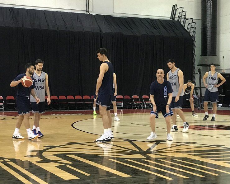 Sergio Hernández en pleno entrenamiento de la Selección Argentina de Básquet camino a Tokio 2020
