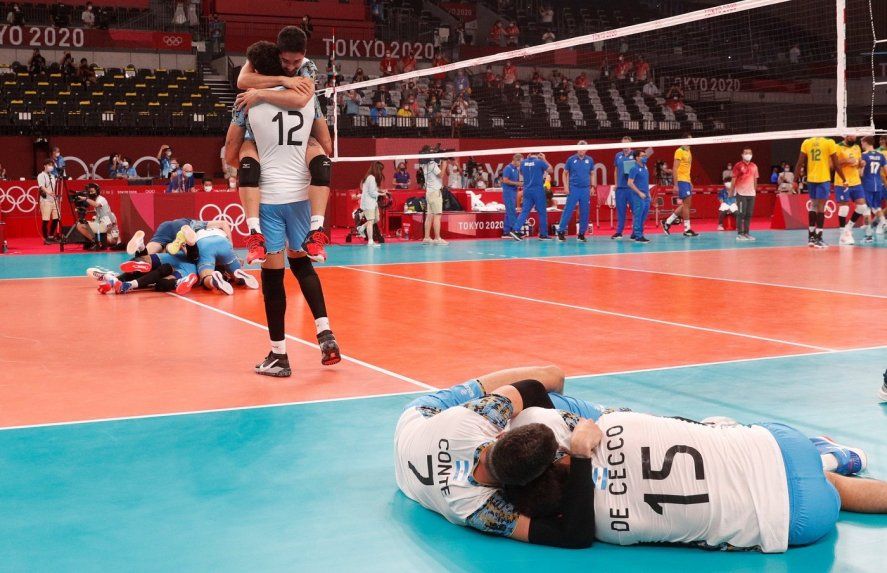 Argentina festeja la victoria ante Brasil para quedarse con la medalla de bronce en los Juegos Olímpicos Tokio 2020