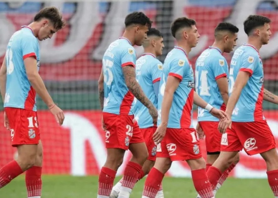 Arsenal volvió a perder y se hunde en el descenso. Arsenal volvió a perder y se hunde en el descenso.