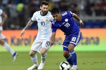 Santiago Arzamendi ante Lionel Messi en un partido entre Paraguay y Argentina