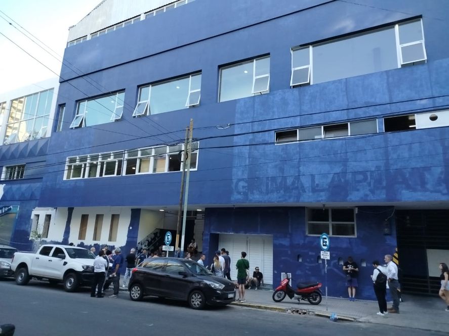 Gimnasia realiza la Asamblea en la Sede de calle 4. La fachada, en pleno proceso de remodelación. Gimnasia realiza la Asamblea en la Sede de calle 4. La fachada, en pleno proceso de remodelación.
