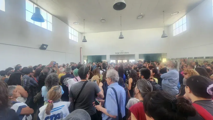 Los trabajadores estatales de la ex ESMA realizan una asamblea luego de que el Gobierno Nacional decidiera avanzar con despidos.