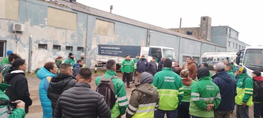 Asamblea de trabajadores municipales de San Isidro. Piden un aumento salarial del 25 por ciento para julio.