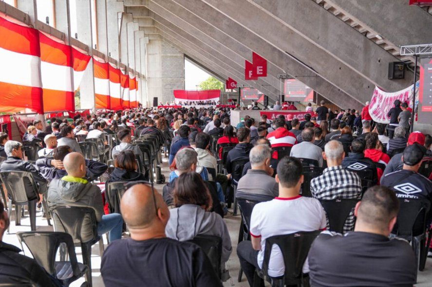 Estudiantes llevó a cabo una nueva Asamblea, que oficializó a Juan Sebastián Verón como presidente. (Foto: prensa EDLP)