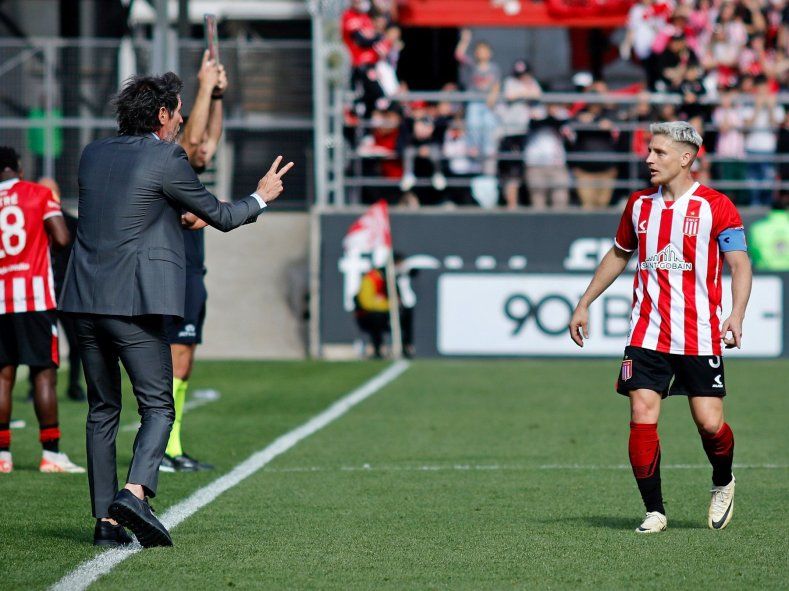 Eduardo Domínguez le da indicaciones a Ascacibar durante el partido ante Platense. Eduardo Domínguez le da indicaciones a Ascacibar durante el partido ante Platense.