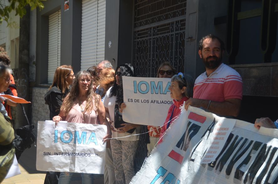 Autoconvocados de IOMA protestaron en Olavarría: “Ya no sabemos quién miente” Autoconvocados de IOMA protestaron en Olavarría: “Ya no sabemos quién miente”