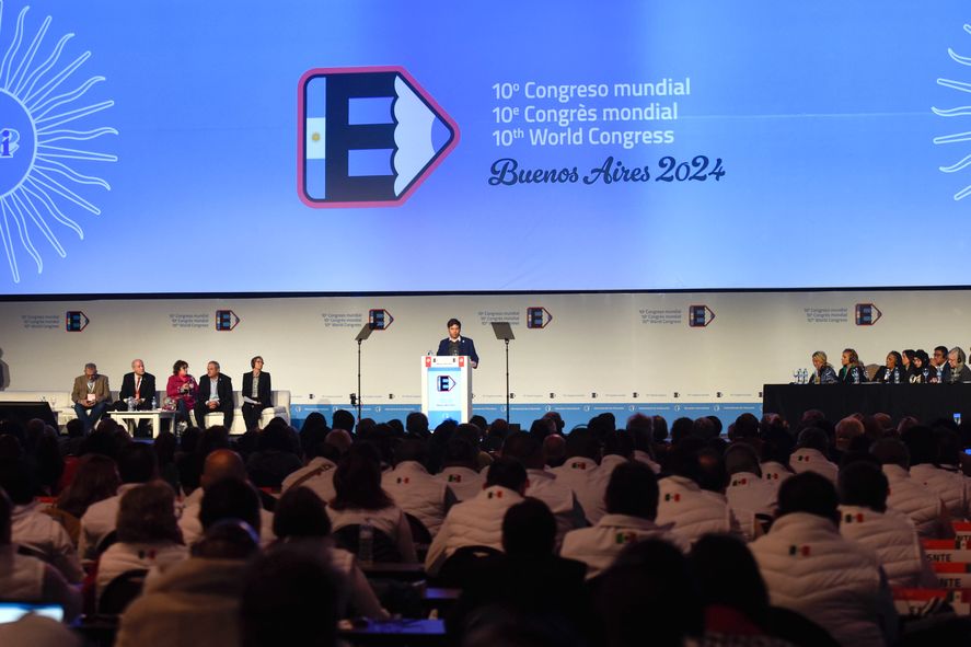 Axel Kicillof disertó en el Congreso Mundial de Educación y dijo que los ataques al modelo público de Javier Milei están cargado de prejuicios Axel Kicillof disertó en el Congreso Mundial de Educación y dijo que los ataques al modelo público de Javier Milei están cargado de prejuicios