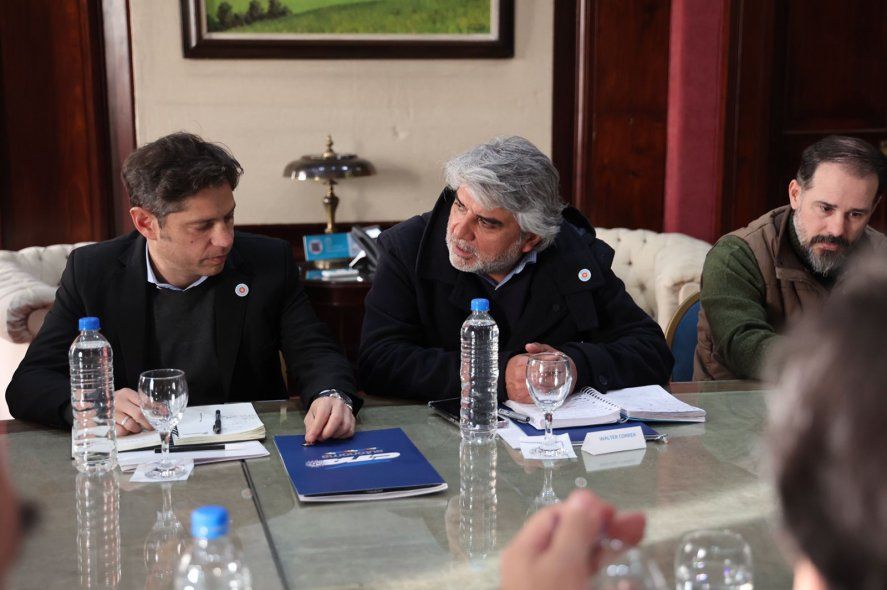 Axel Kicillof y su ministro de Trabajo, Walter Correa, reunidos con dirigentes gremiales de la Provincia. Agosto de 2023.