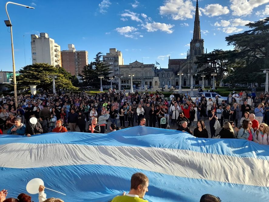 Azul: vecinos marcharon en defensa de la salud y criticaron el decreto de emergencia del intendente Sombra Azul: vecinos marcharon en defensa de la salud y criticaron el decreto de emergencia del intendente Sombra