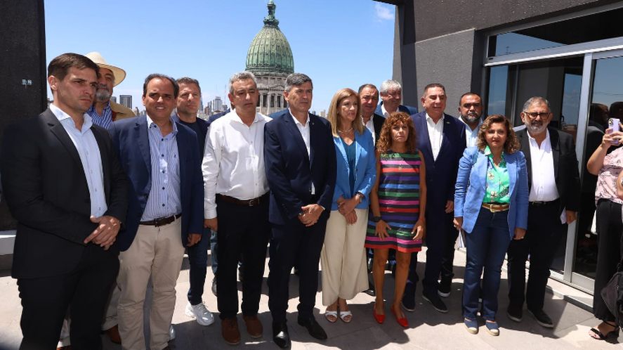 Intendentes de 8 provincias se reunieron para pedir que se revierta la quita de subsidios al transporte público. Intendentes de 8 provincias se reunieron para pedir que se revierta la quita de subsidios al transporte público.