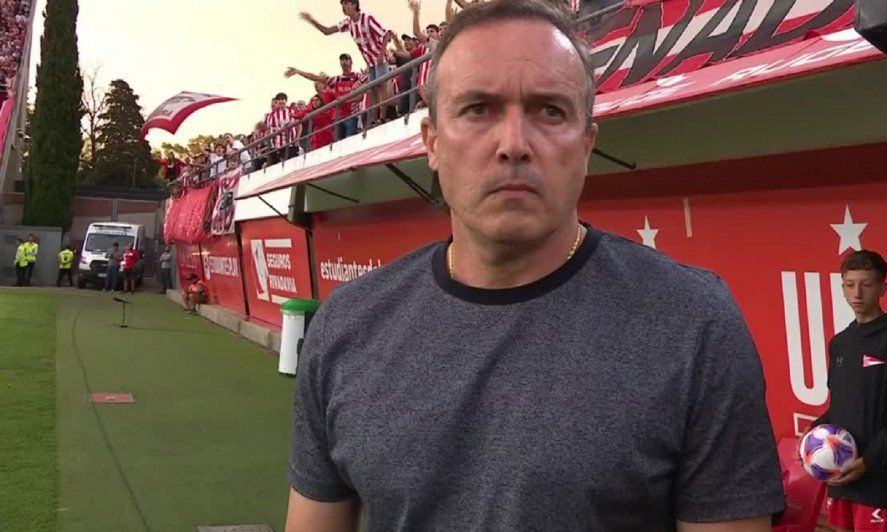Abel Balbo, entrenador de Estudiantes a comienzos de 2023, en el estadio UNO.