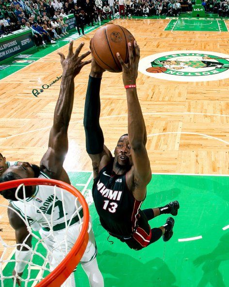 Adebayo, la gran figura del Juego 3 entre Miami y Boston en los playoffs de la NBA. Básquet