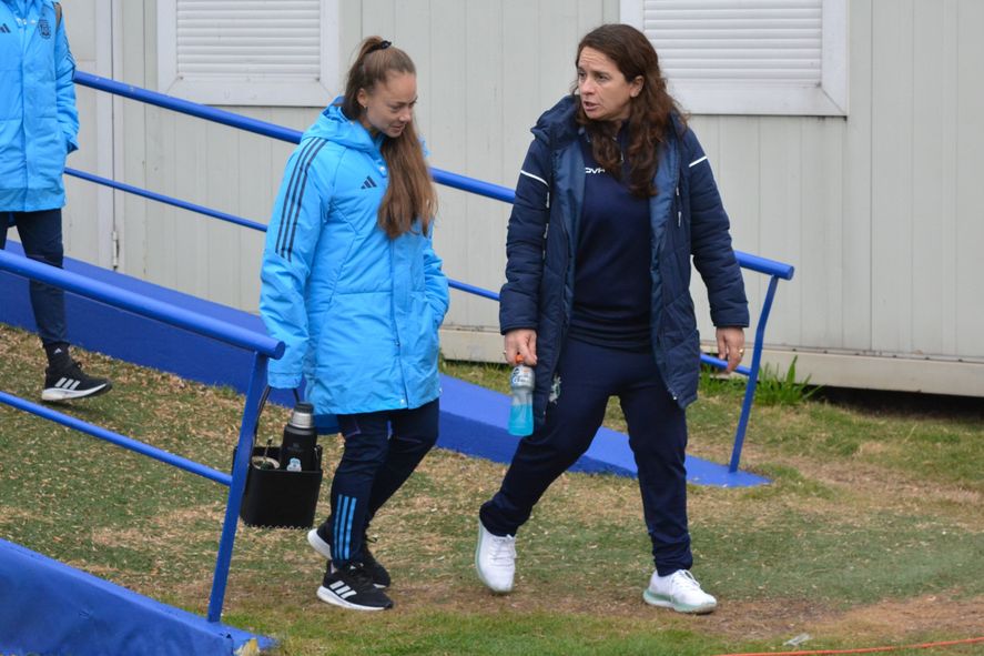 Estefanía Banini y Silvana Vilalobos juntas en Ezeiza en 2023.