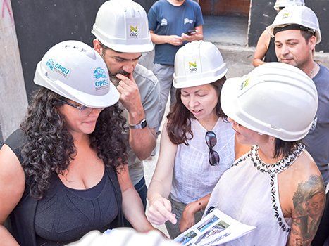 Romina Barrios, del OPISU, y Silvina Batakis, ministra de Hábitat, le pusieron la firma al programa para prevenir inundaciones en barrios populares.