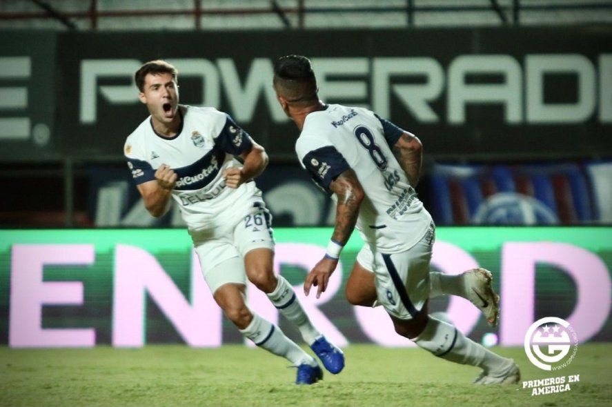 Lucas Barrios festejando su gol con José Paradela