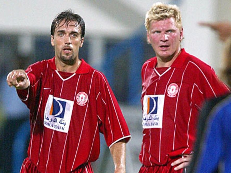 Gabriel Batistuta junto al alemán Stefan Effenberg en el Al-Arabi.