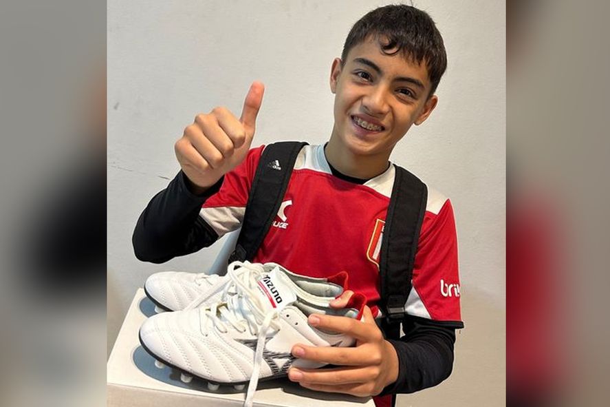 Bautista, el hijo de Javier Correa con la camiseta de arquero de Estudiantes. Bautista, el hijo de Javier Correa con la camiseta de arquero de Estudiantes.