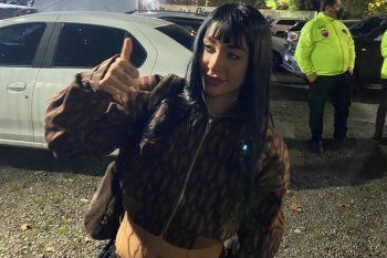 María Becerra en la cancha de Gimnasia