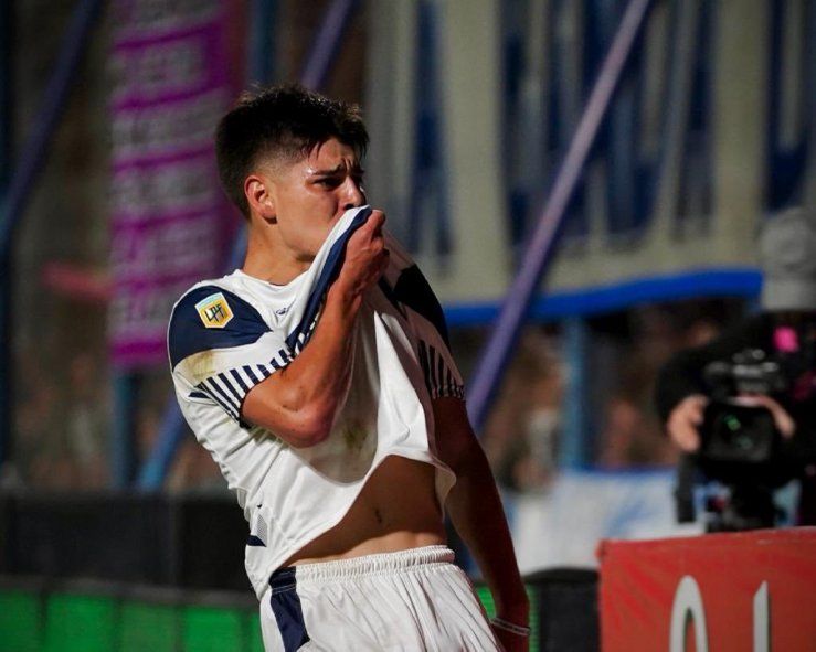 Benjamín Domínguez, se besa el escudo en su primer gol con Gimnasia en el Bosque (PRENSA GELP)