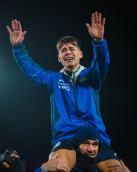 Benjamín Domínguez en los hombros de Nelson Insfrán ovacionado por la hinchada de Gimnasia Benjamín Domínguez en los hombros de Nelson Insfrán ovacionado por la hinchada de Gimnasia