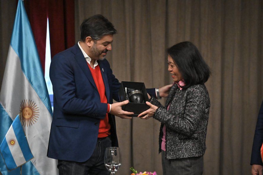 Carlos Bianco se reunió con la embajadora de Vietnam en Argentina, Minh Nguyet Ngo. Carlos Bianco se reunió con la embajadora de Vietnam en Argentina, Minh Nguyet Ngo.