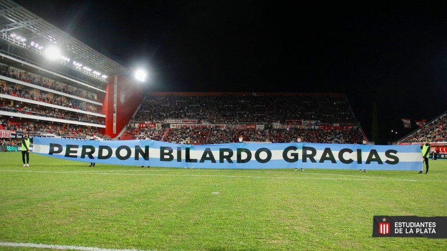La bandera de Estudiantes en homenaje a Carlos Bilardo