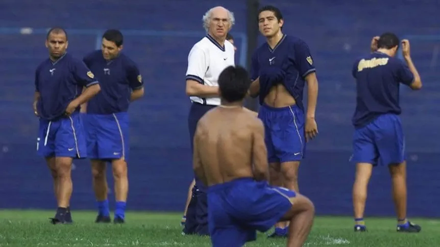 Bianchi y Riquelme hablan con Ibarra (de espaldas): una foto que hoy toma un valor más que significativo.
