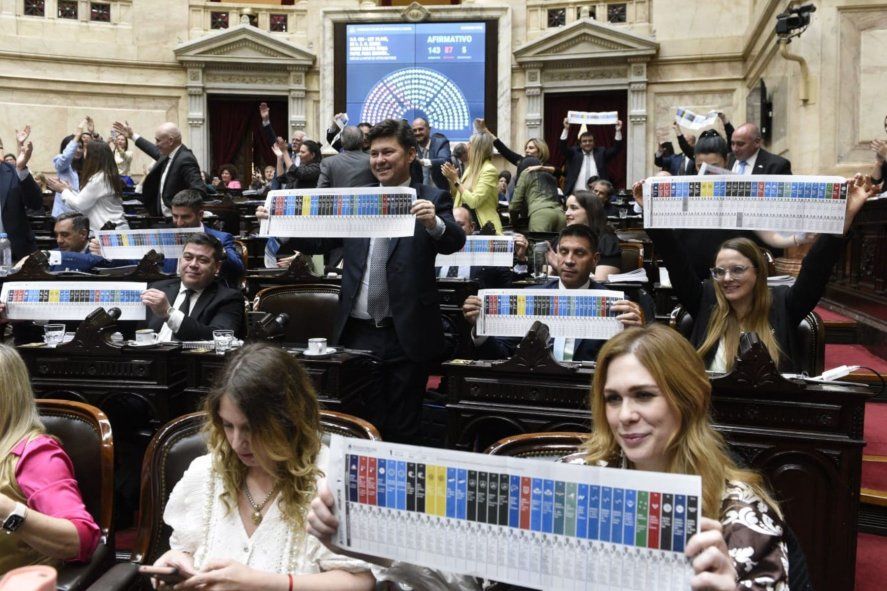 El Congreso Nacional aprobó una ley para usar la boleta única de papel en las próximas elecciones. El Congreso Nacional aprobó una ley para usar la boleta única de papel en las próximas elecciones.