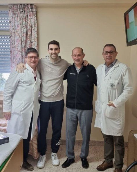 Mauro Boselli junto a sus médicos Mauro Boselli junto a sus médicos